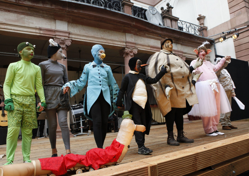 2011<br />
Der Karneval der Tiere. Musik von Camille Saint-Saëns<br />
In Versen neu erzählt von Michael Quast